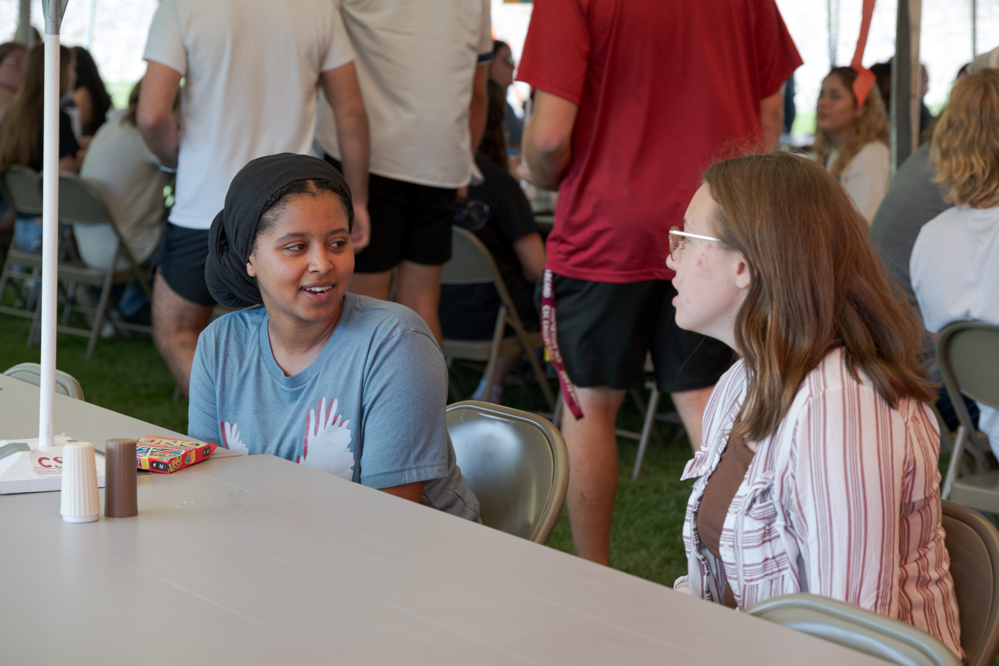 An Eagle Mentor meeting with their student during Move-In Weekend.