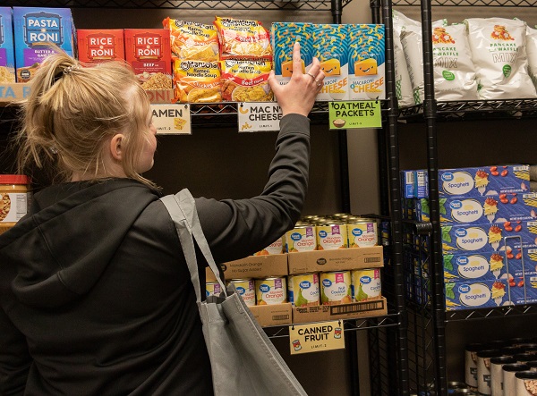 Image of students choosing food in food pantry