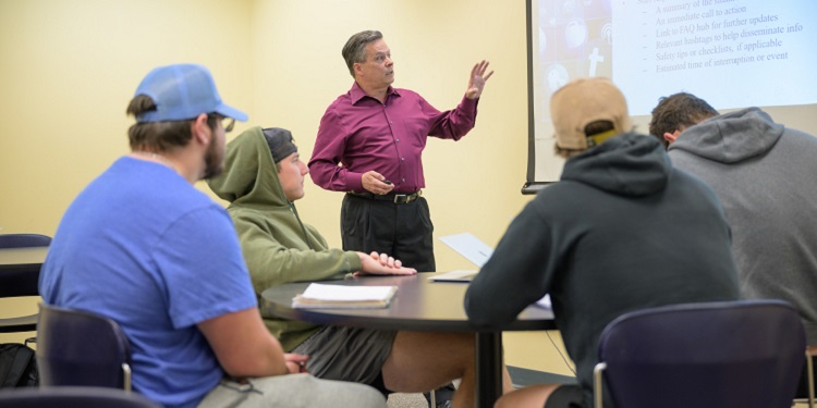 Students learning during a digital marketing class