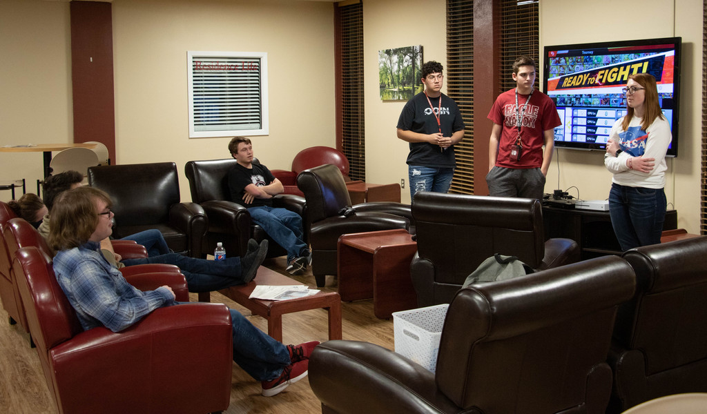 Stephanie Alfred speaks with students interested in eSports.